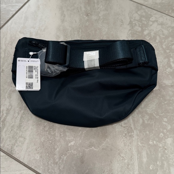 NEW! Lululemon City Adventurer Belt Bag 2.5L Black Silver Hardware. - Picture 2 of 6